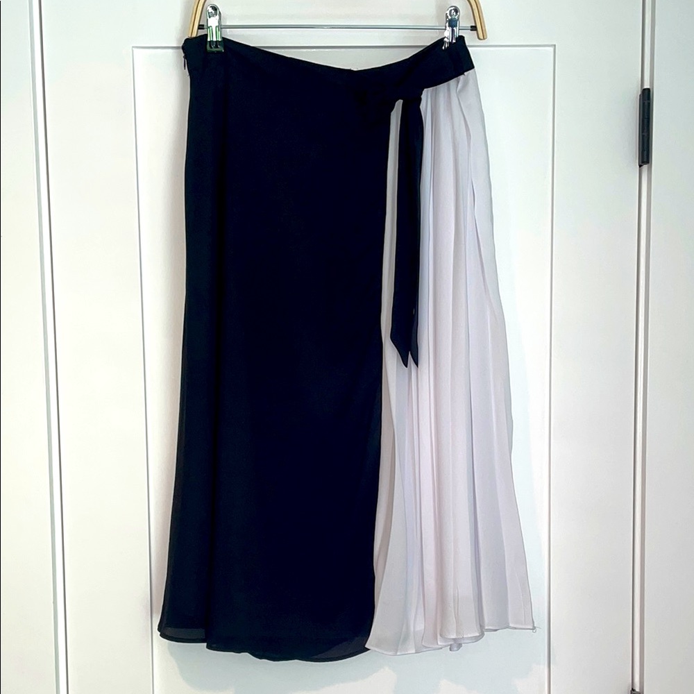 NWT NY&Co Color-block Black & white skirt with pleating